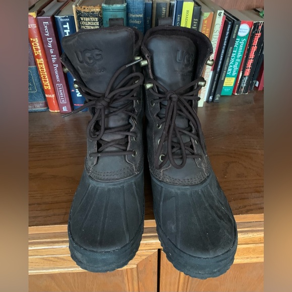 UGG duck boots - men’s 9.5, choc brown, great condition, lightly worn - Picture 3 of 9